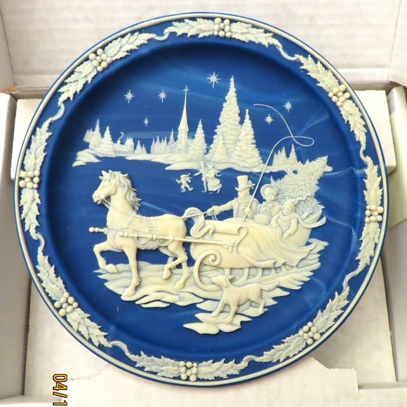 NEW! BEAUTIFUL Cameo Collectible Plate "Home with the Tree" -R Akers - Picture 1 of 5